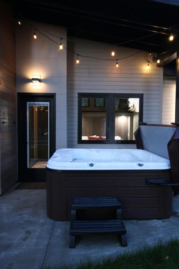 Luxe Lake Cabin Hot Tub Grill Firepit Ev Charger Onalaska Eksteriør billede
