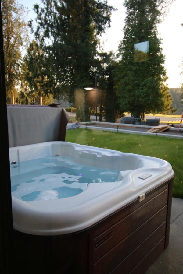 Luxe Lake Cabin Hot Tub Grill Firepit Ev Charger Onalaska Eksteriør billede